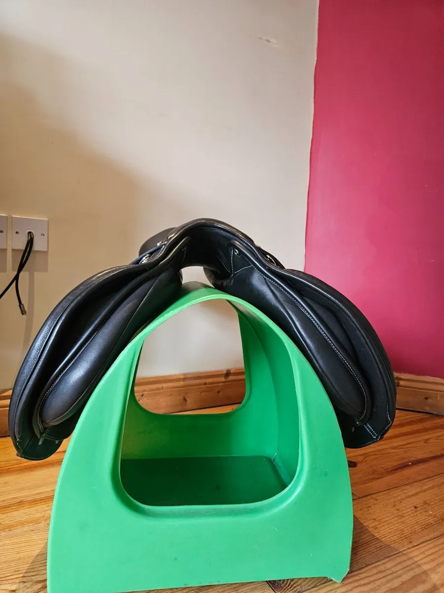 Close contact black leather saddle 17.5 inch - Image 4