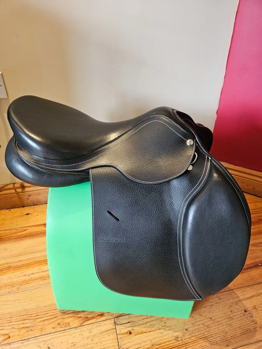 Close contact black leather saddle 17.5 inch - Image 2