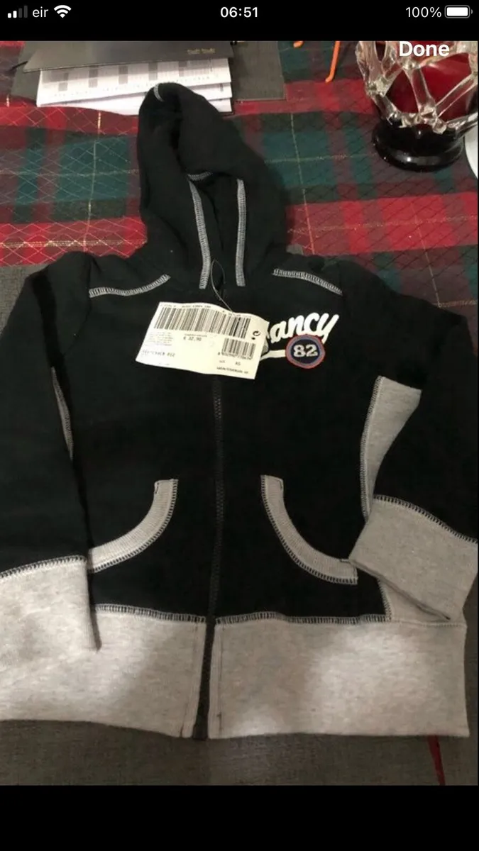 Boys BNWT Benetton hoodie age 4 €8 - Image 2
