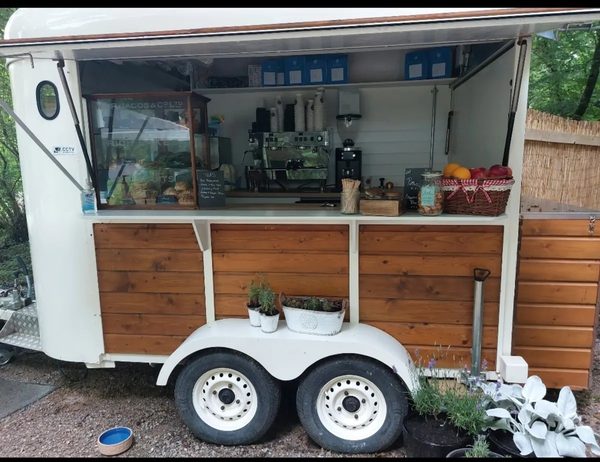 Sinclair converted horse box - Image 2