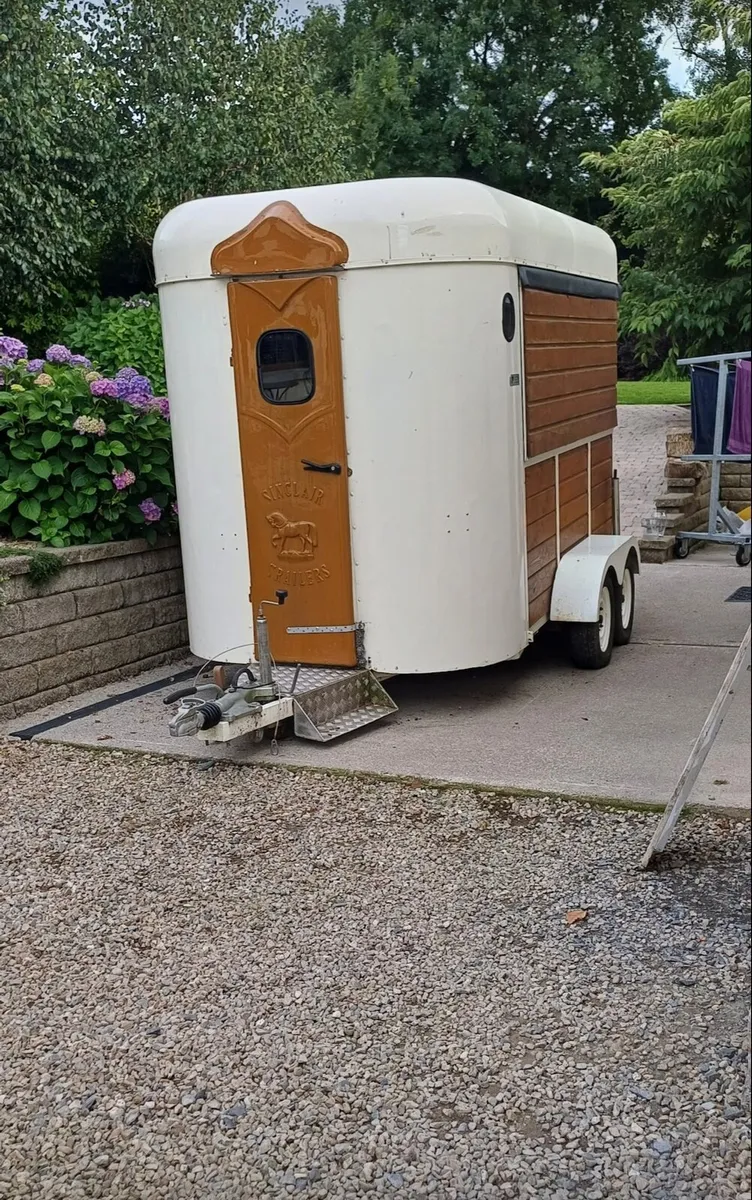 Sinclair converted horse box - Image 4