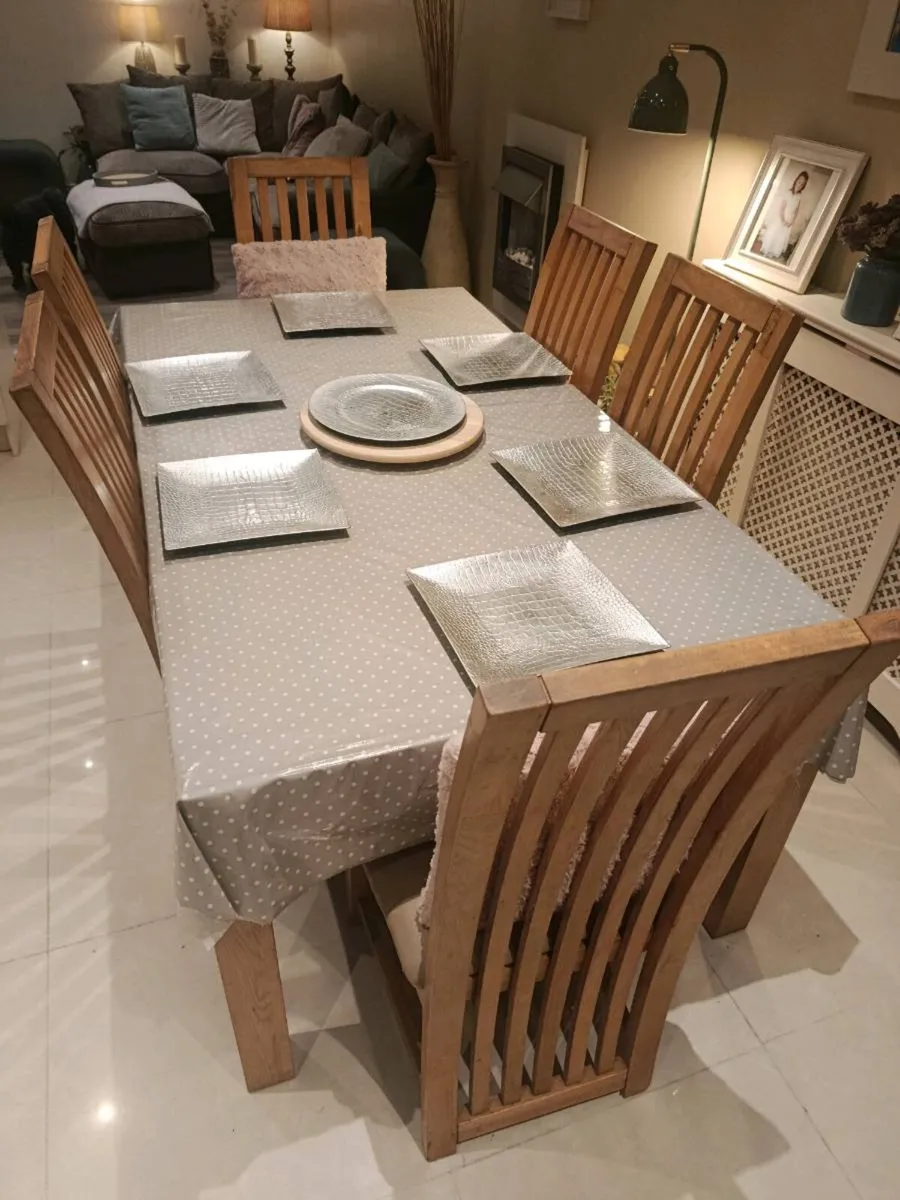 Solid Oak Kitchen table with 6 chairs - Image 1