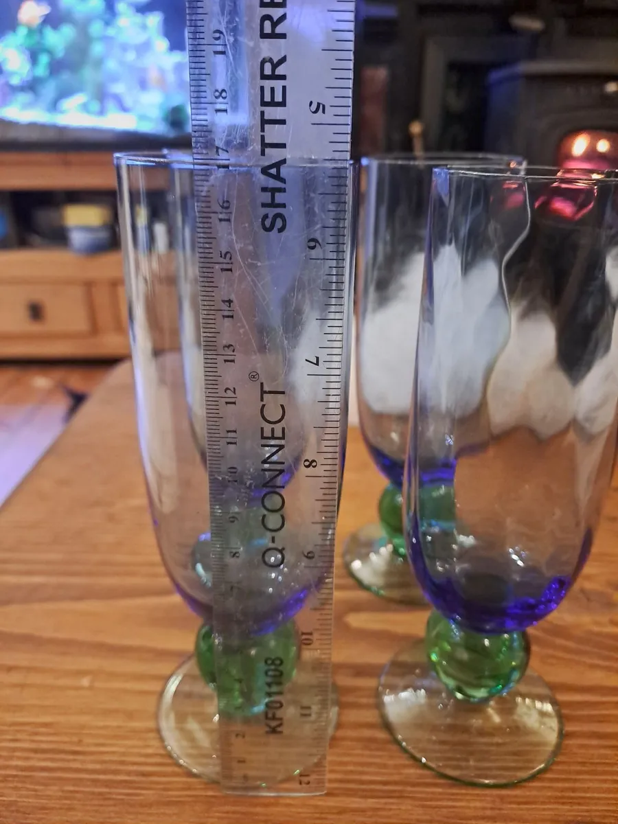 Vintage Art Glass Champagne Flutes – Set of 4 - Image 2