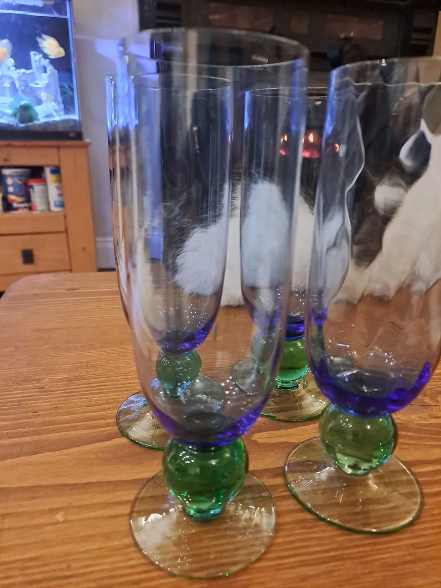 Vintage Art Glass Champagne Flutes – Set of 4 - Image 3