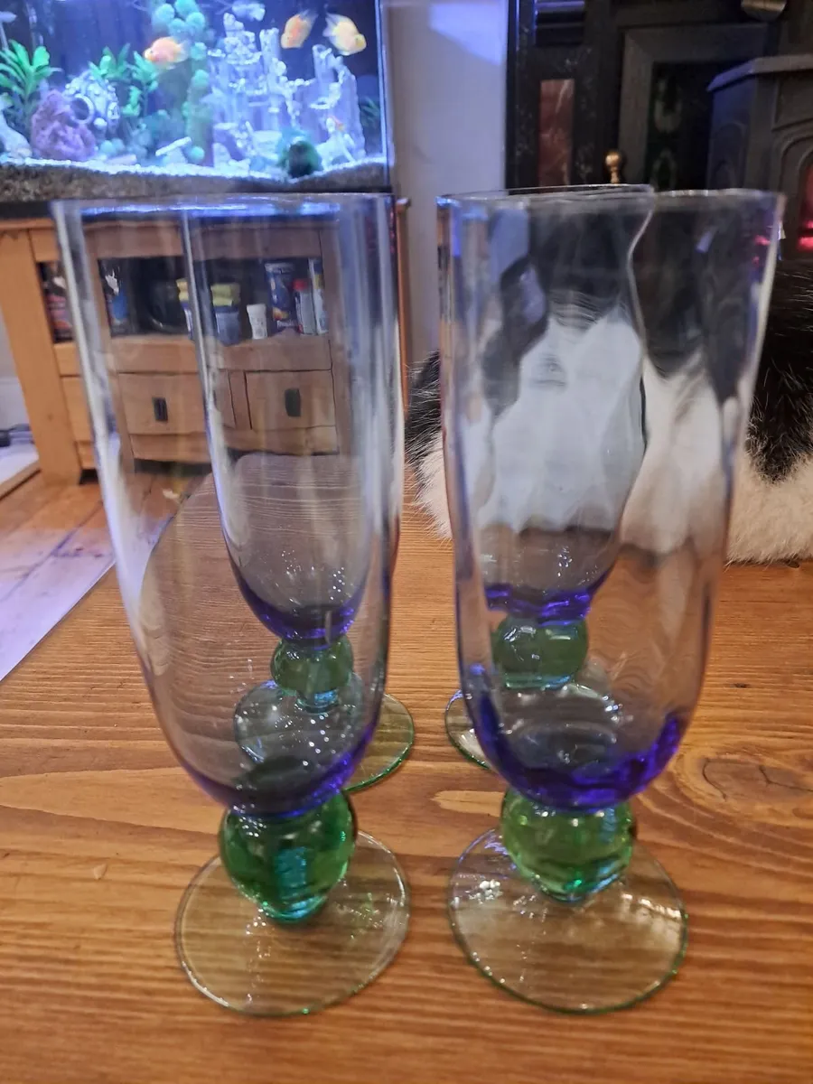 Vintage Art Glass Champagne Flutes – Set of 4 - Image 1