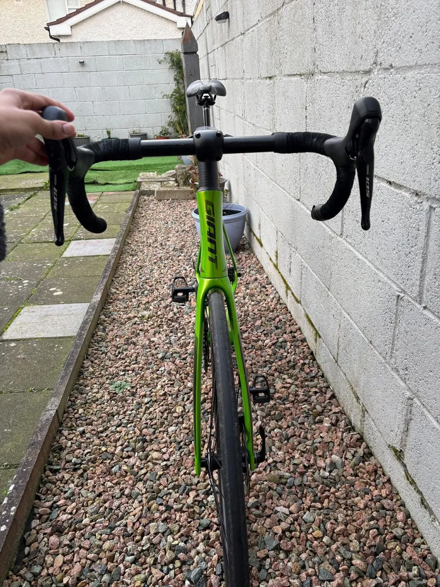 Giant Propel Advanced 2 Disc Carbon Road Bike - Image 2