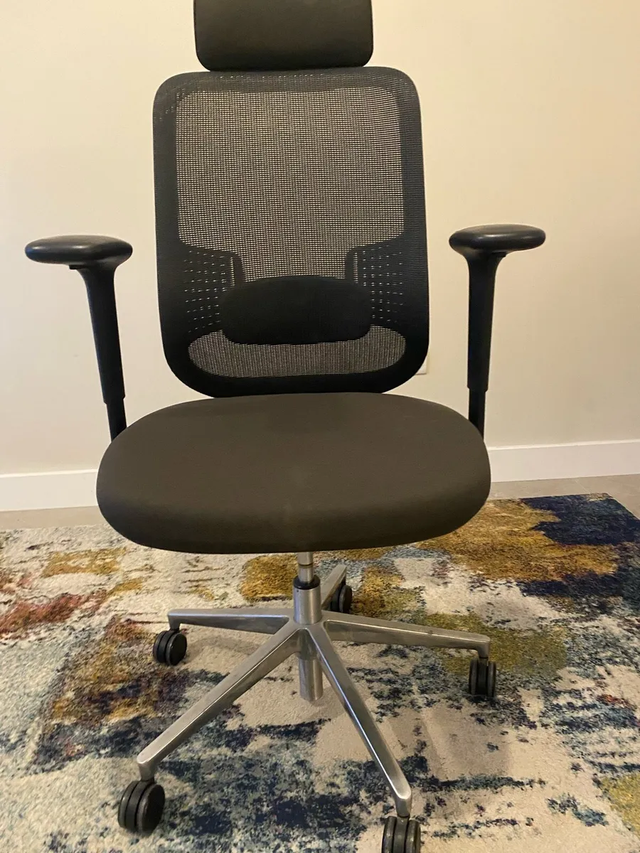 Office chair and desk - Image 1