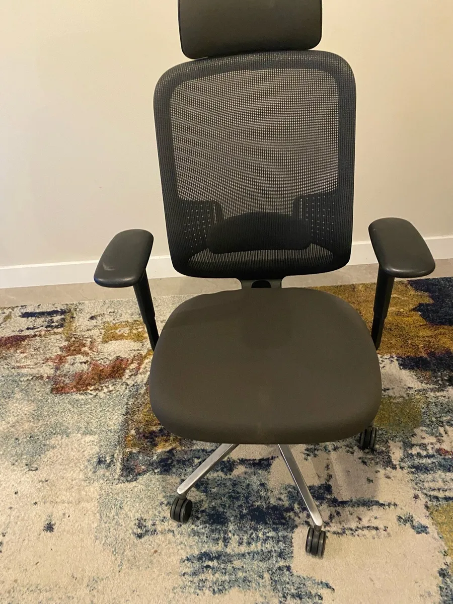 Office chair and desk - Image 2