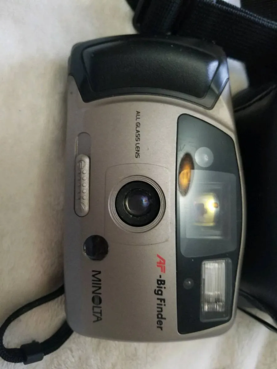Minolta big finder film camera - Image 1