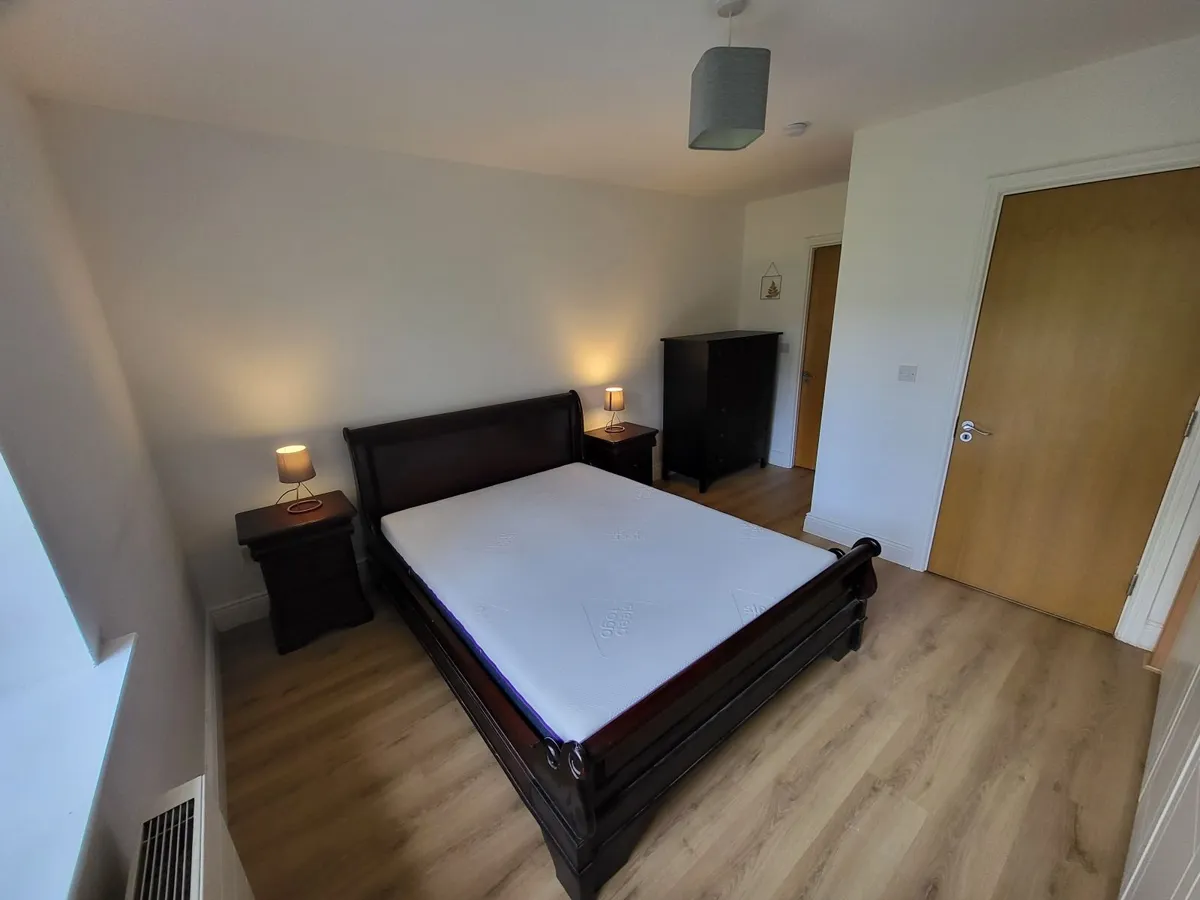 Mahogany sleigh bed and bedside lockers - Image 4