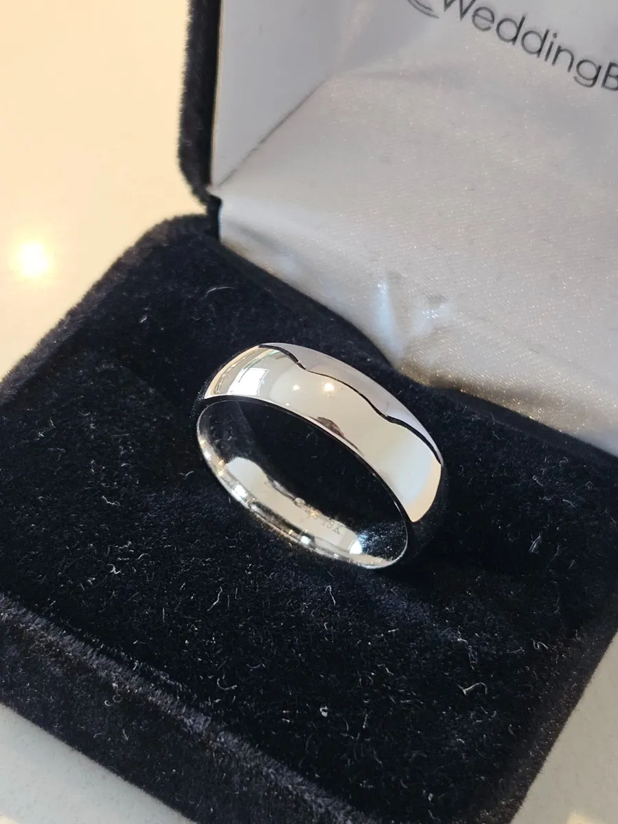 18k White Gold Men's Wedding Band - Image 3