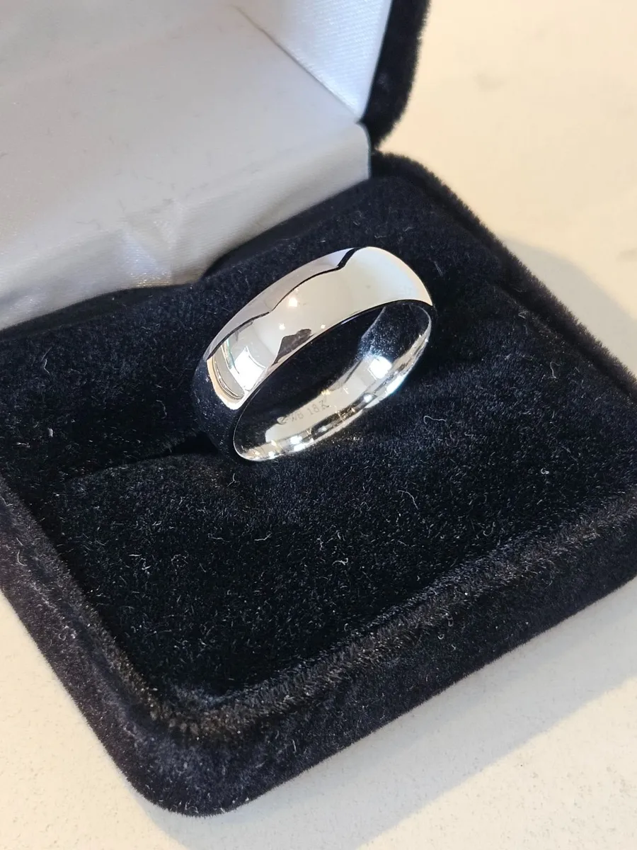 18k White Gold Men's Wedding Band - Image 1