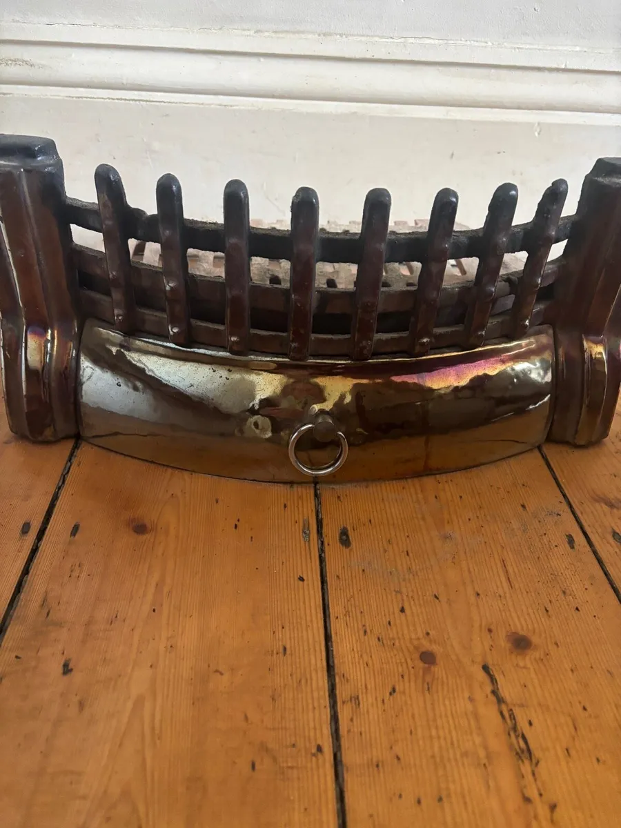 Fire grate, front fret & fire bricks - Image 1