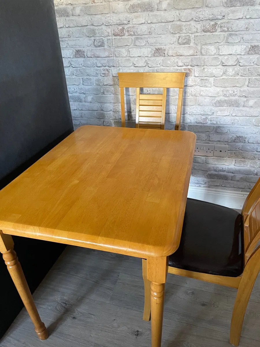 Table and chairs - Image 1