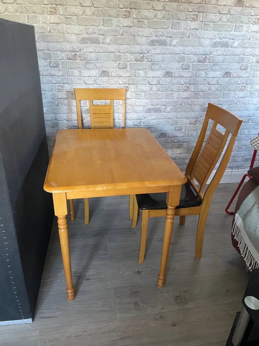 Table and chairs - Image 2