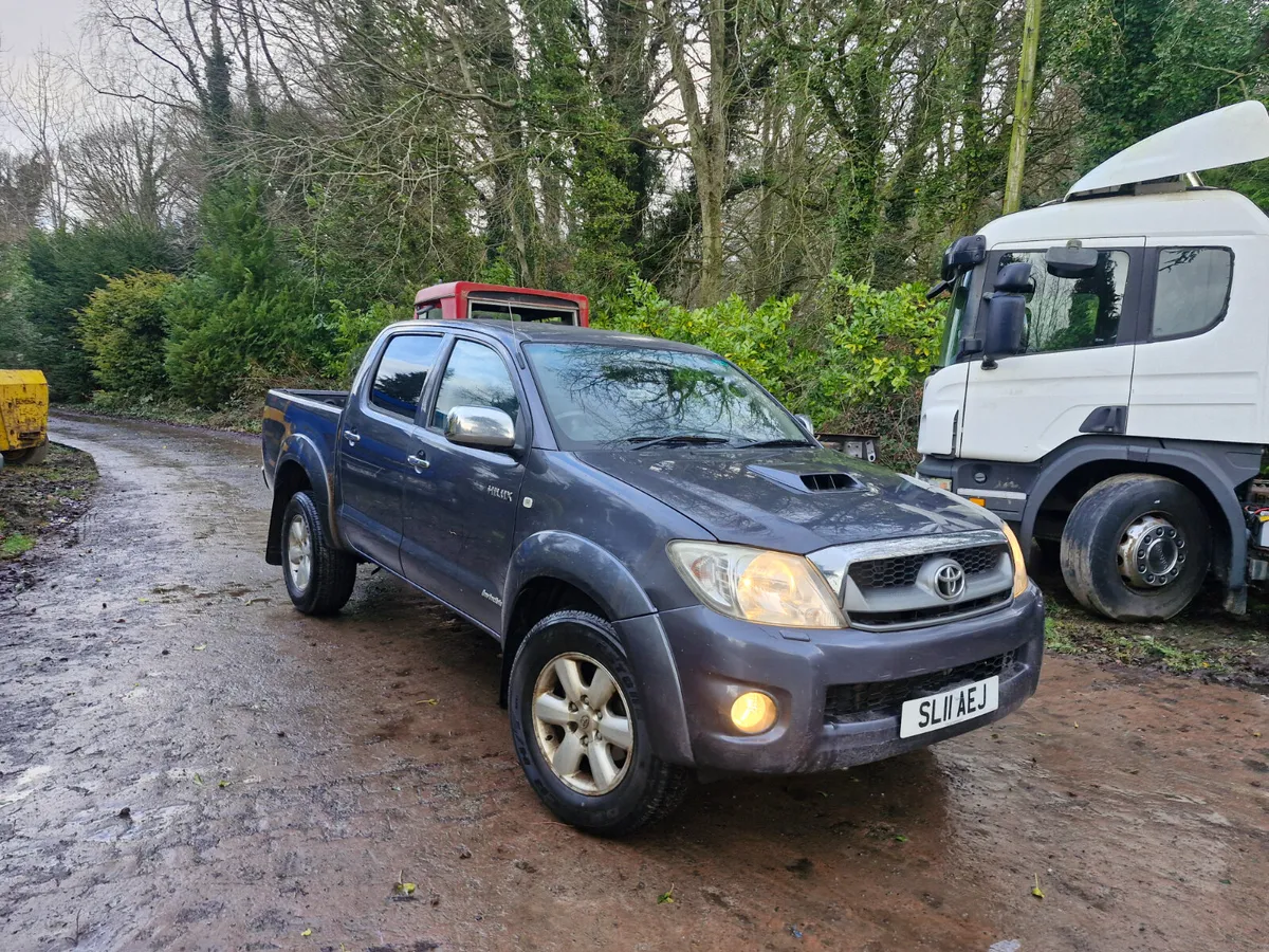 Toyota hilux 2011 breaking for parts - Image 1