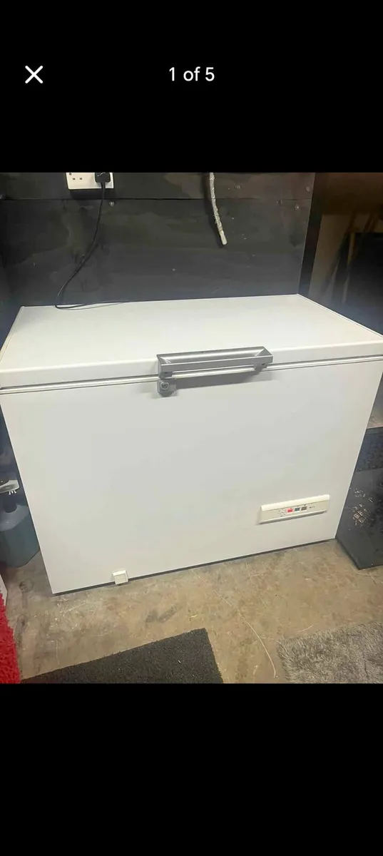 Hotpoint 3.8ft chest freezer - Image 1