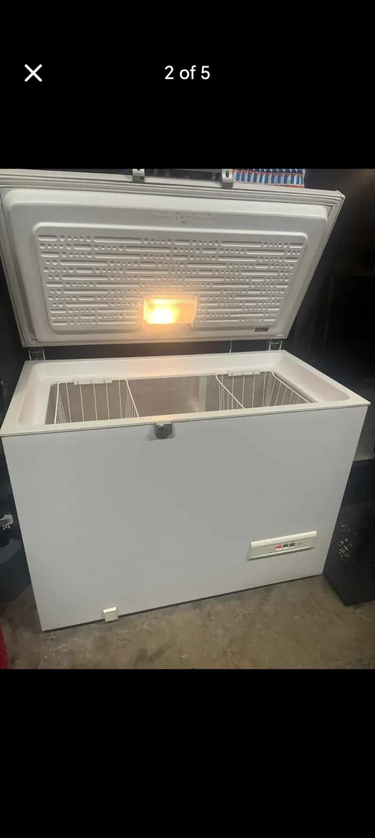 Hotpoint 3.8ft chest freezer - Image 2