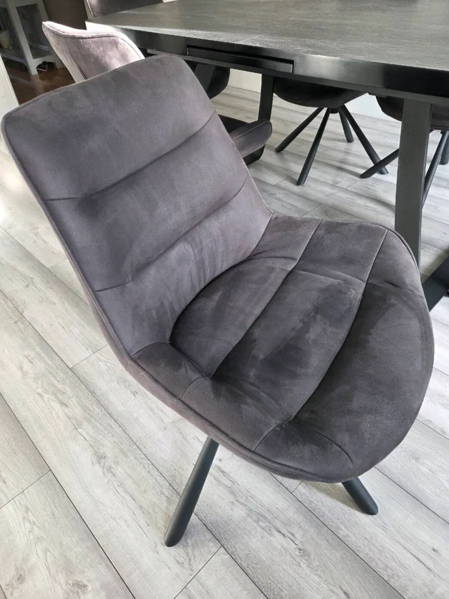 Table and Chairs - Image 3