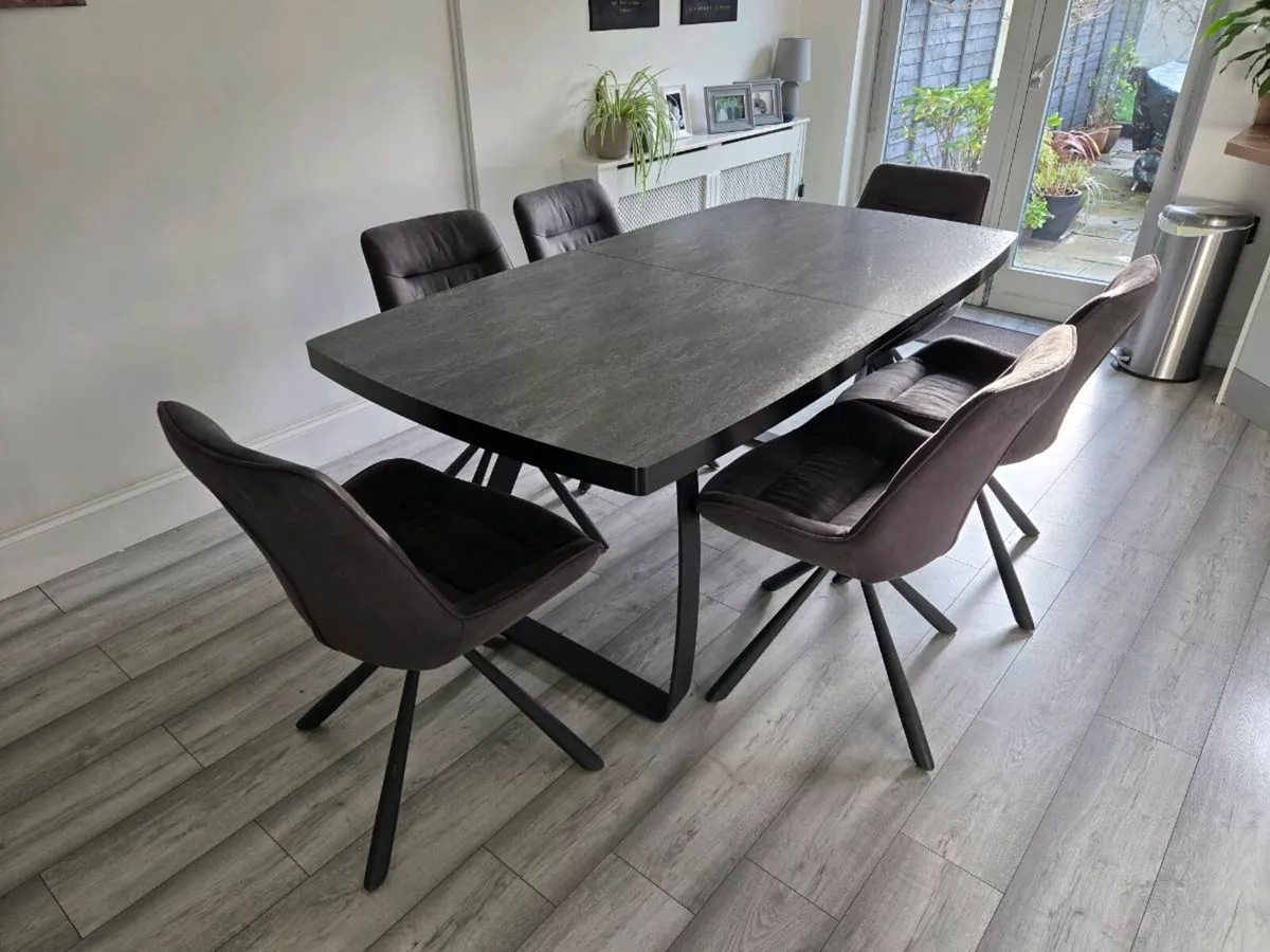 Table and Chairs - Image 2