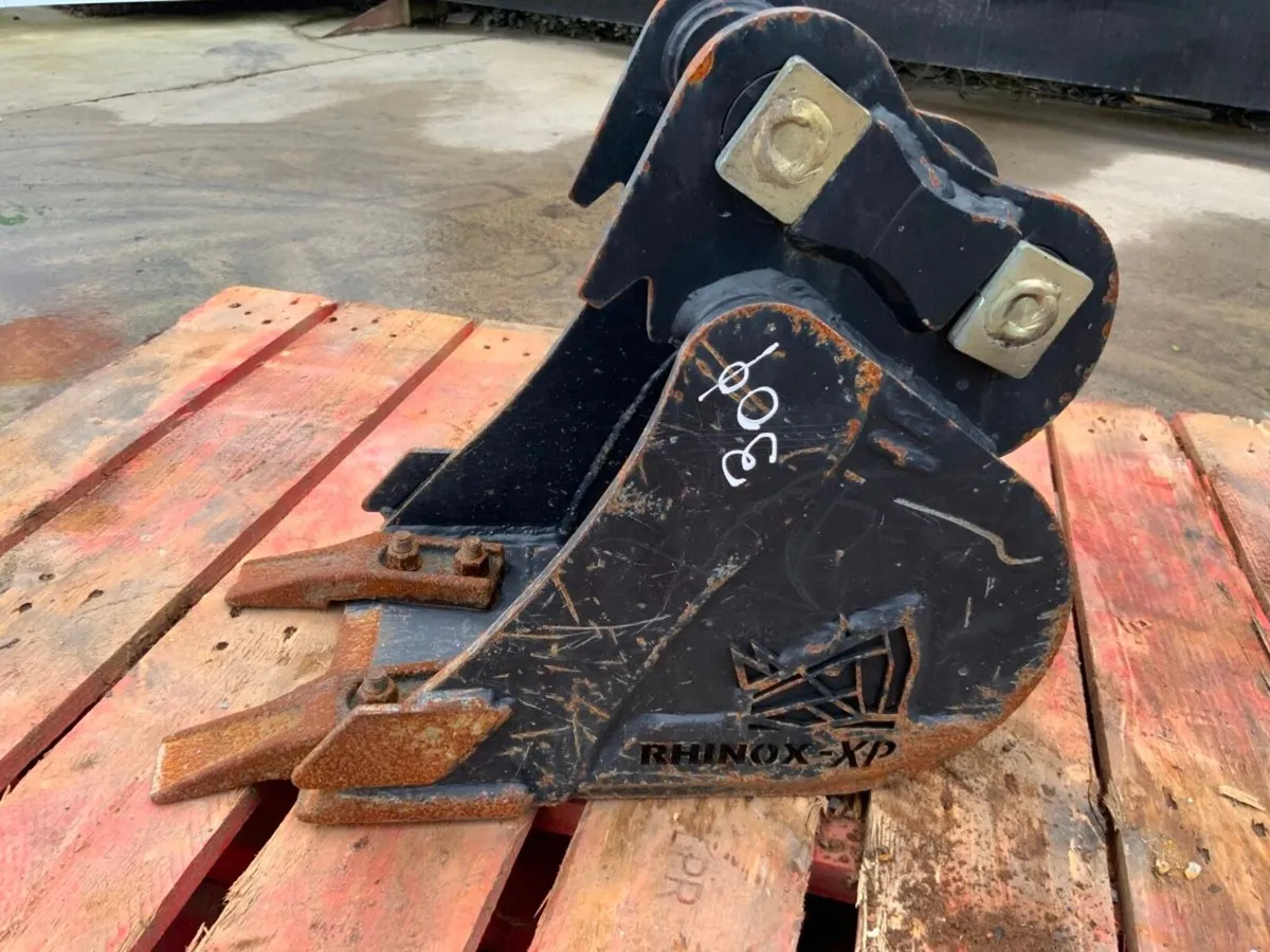 UNUSED 9" RHINOX BUCKET.....30mm PINS......121v - Image 2