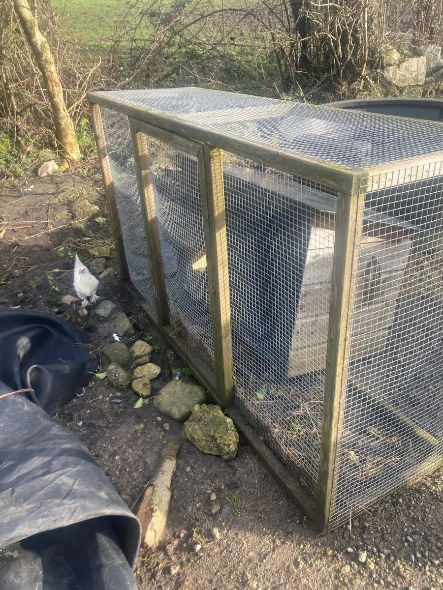 Rabbit hutch and run - Image 1
