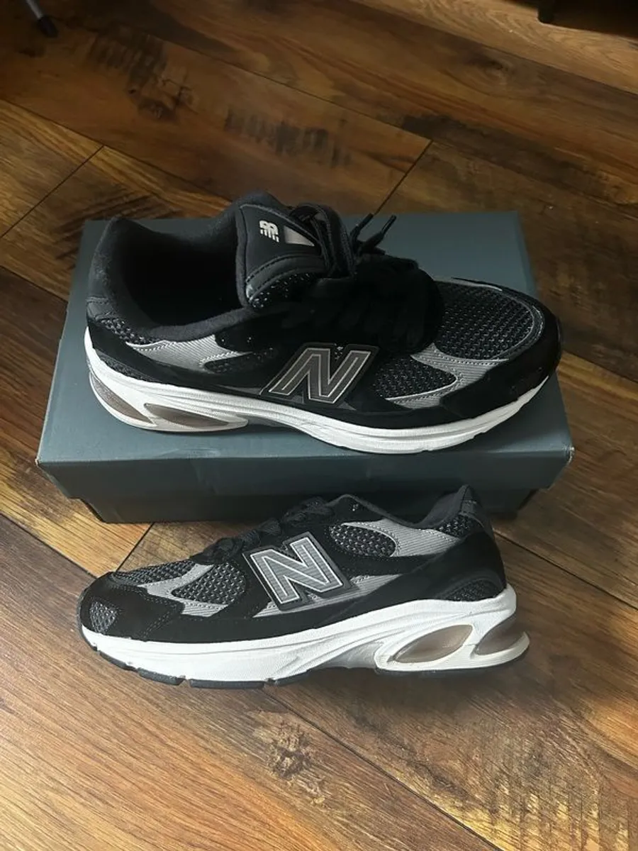 New Balance 2010 Black & White Size 8 - Image 2