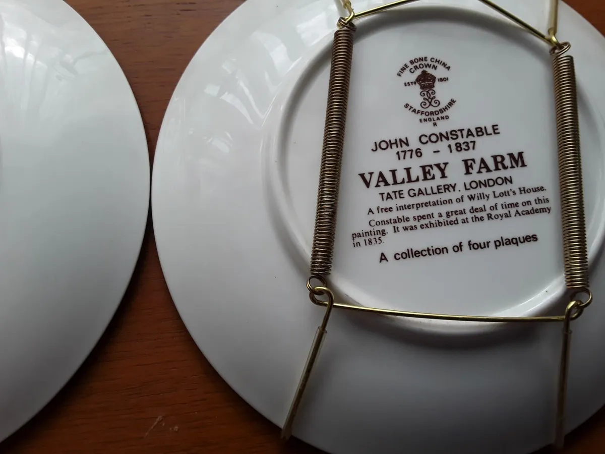 Two lovely collectible wall plates with bracket - Image 2