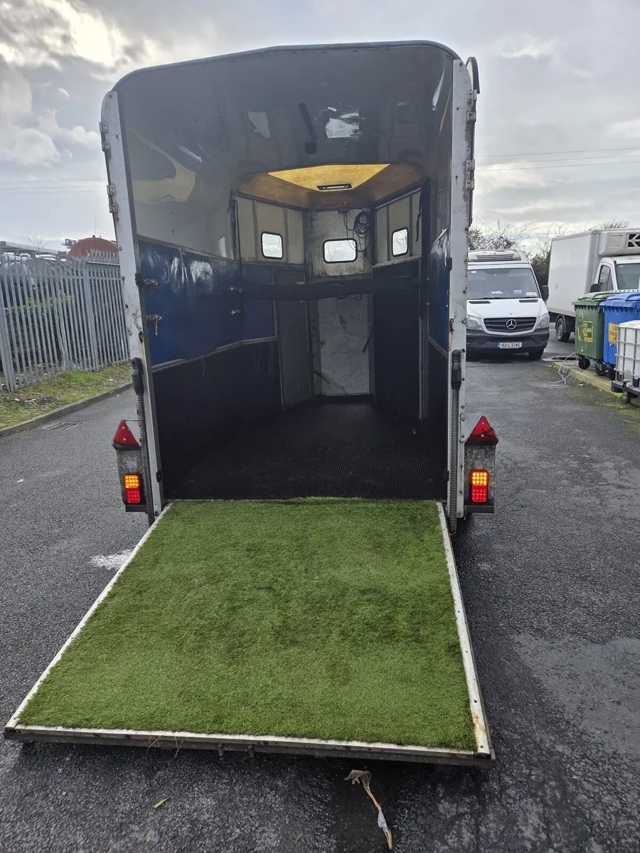 Horse box HB510 - Image 1