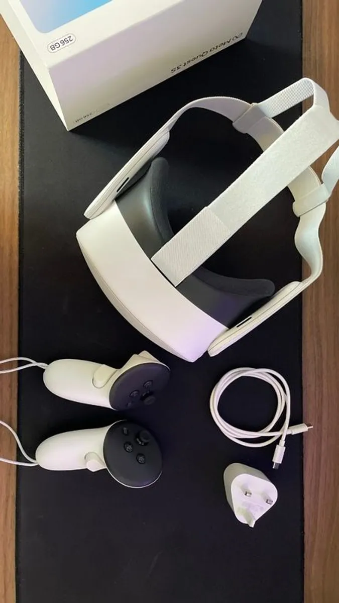 Meta Quest 3S (256GB) Like New Barely Used - Image 2