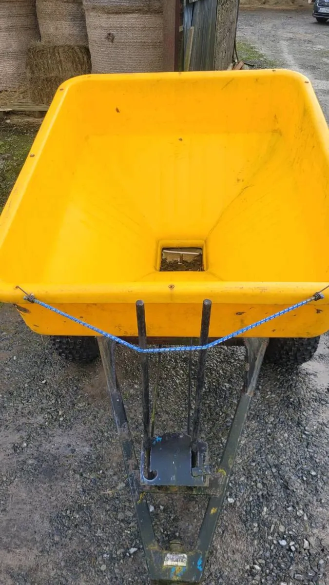 Fertiliser spreader - Image 3