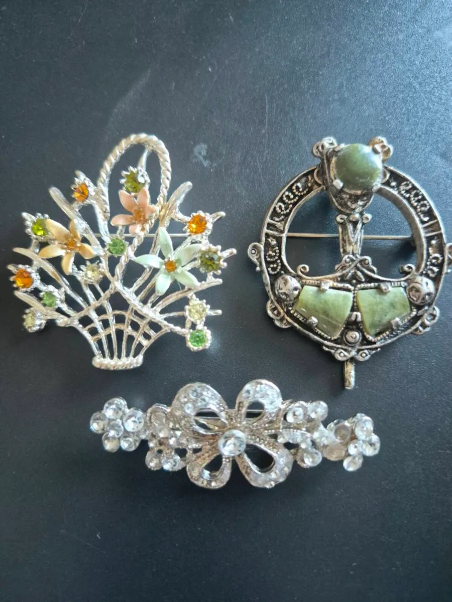 Vintage broaches - Image 1