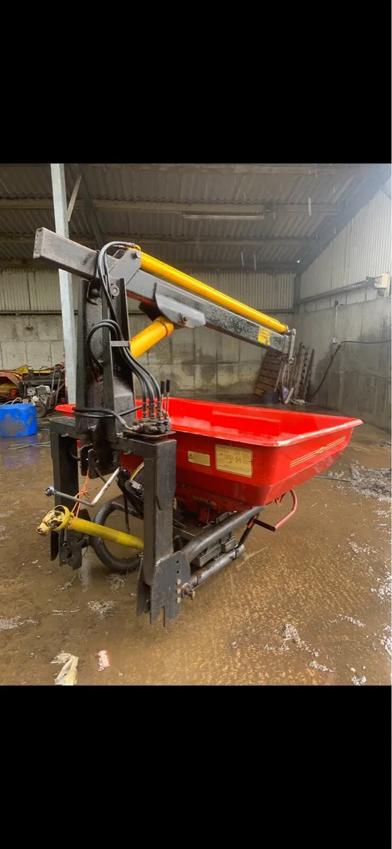 Fertiliser spreader and crane - Image 1
