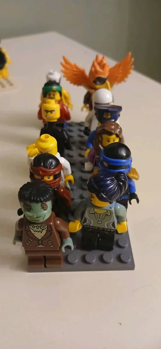Lego minifigures and accessories - Image 1