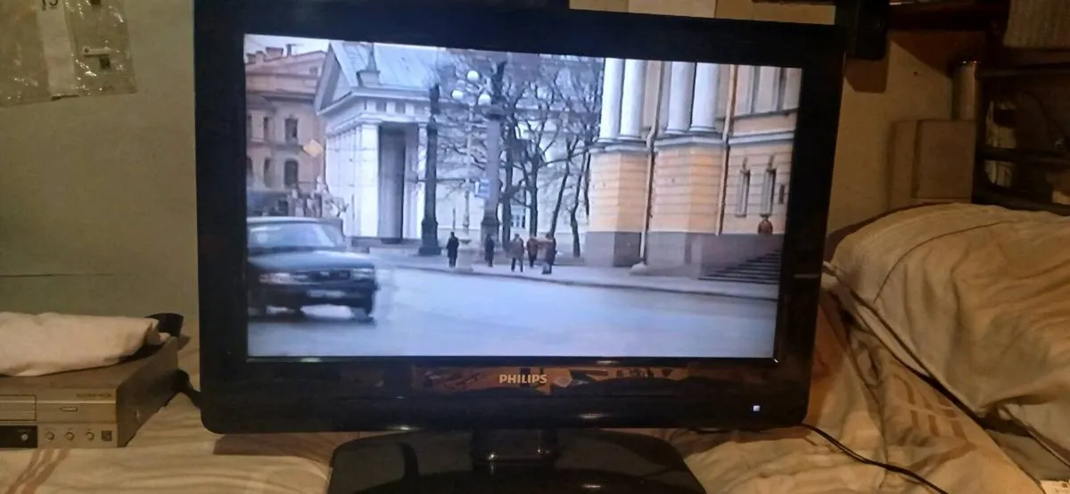 T.V. Philips LCD TV, 26", Digital Crystal Clear - Image 2