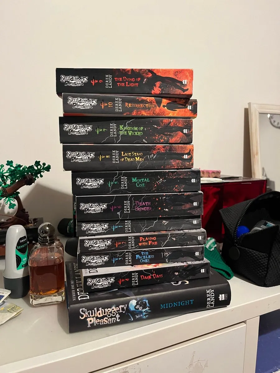 Skullduggery pleasant signed book collection - Image 1