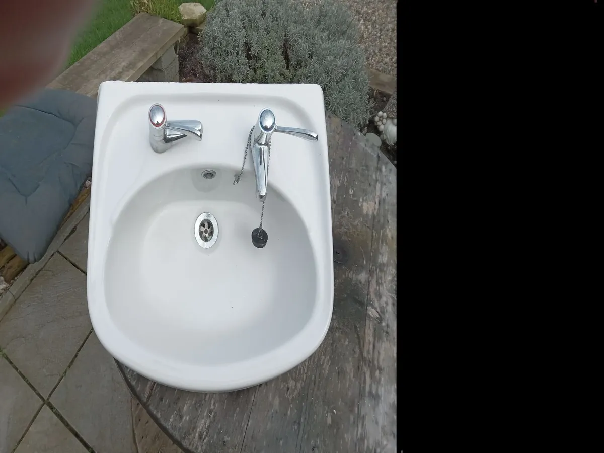 Bathroom sink unit