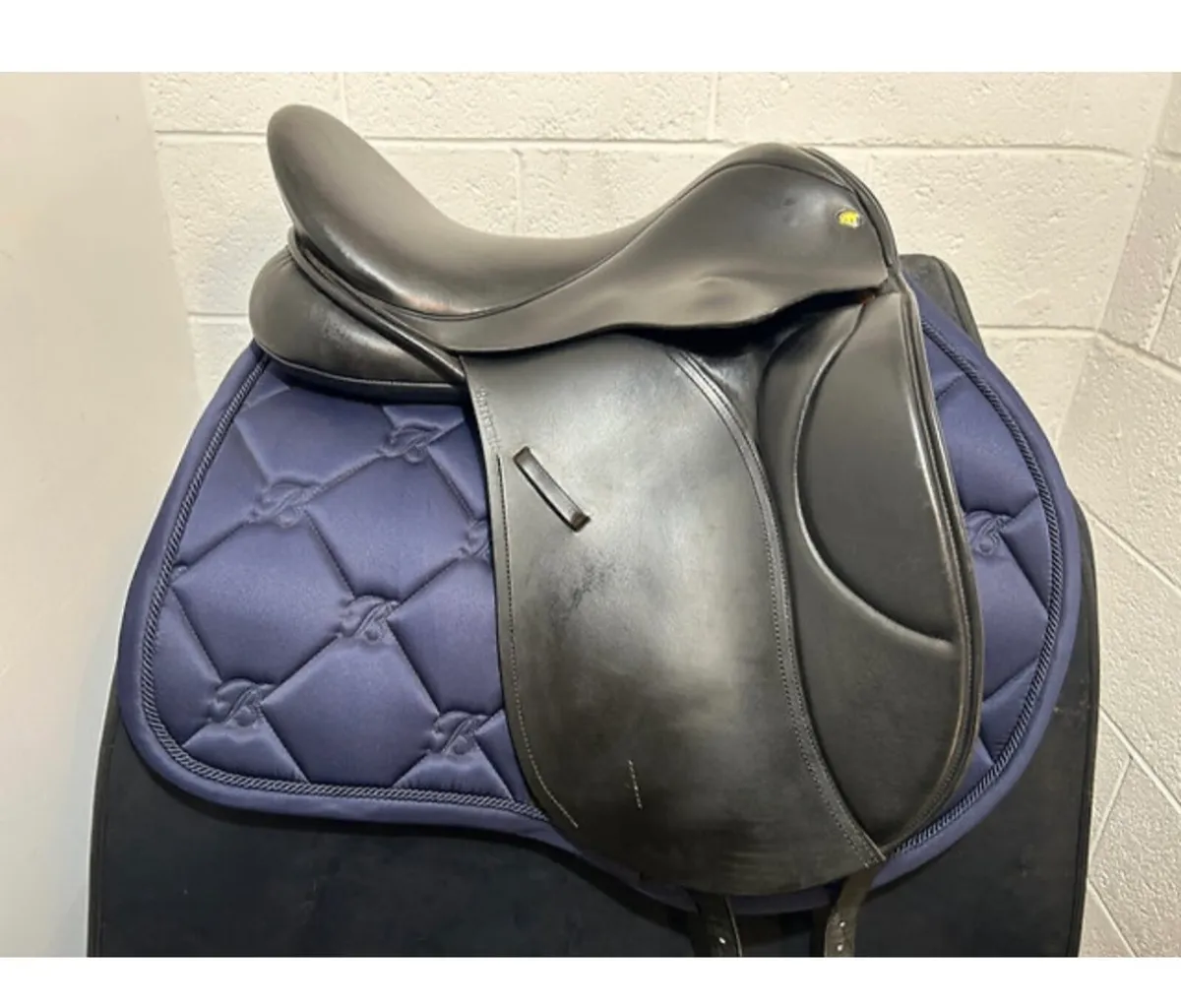 18” Saoirse Saddlery Dressage Saddle - Image 1