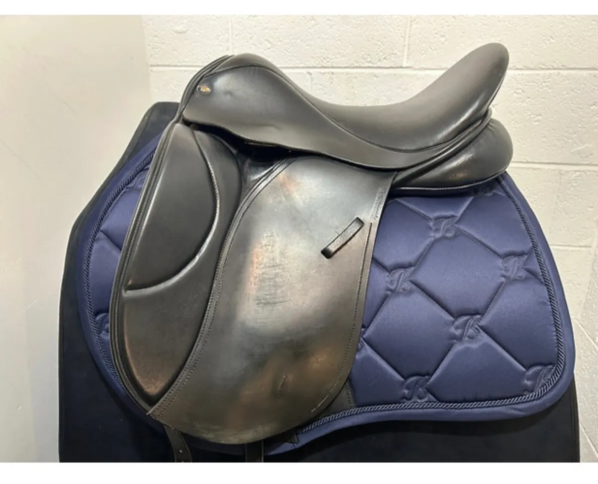 18” Saoirse Saddlery Dressage Saddle - Image 3