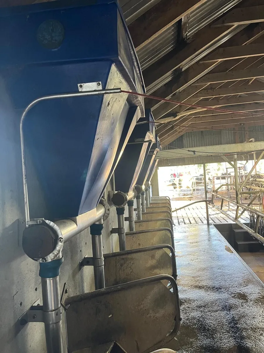 Dairy Master Manual Parlour Feeders - Image 1