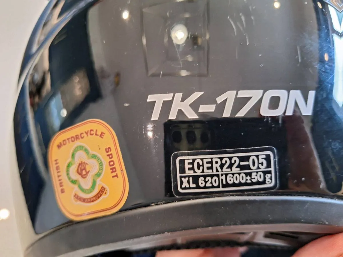 Motorcycle crash helmet - Image 2