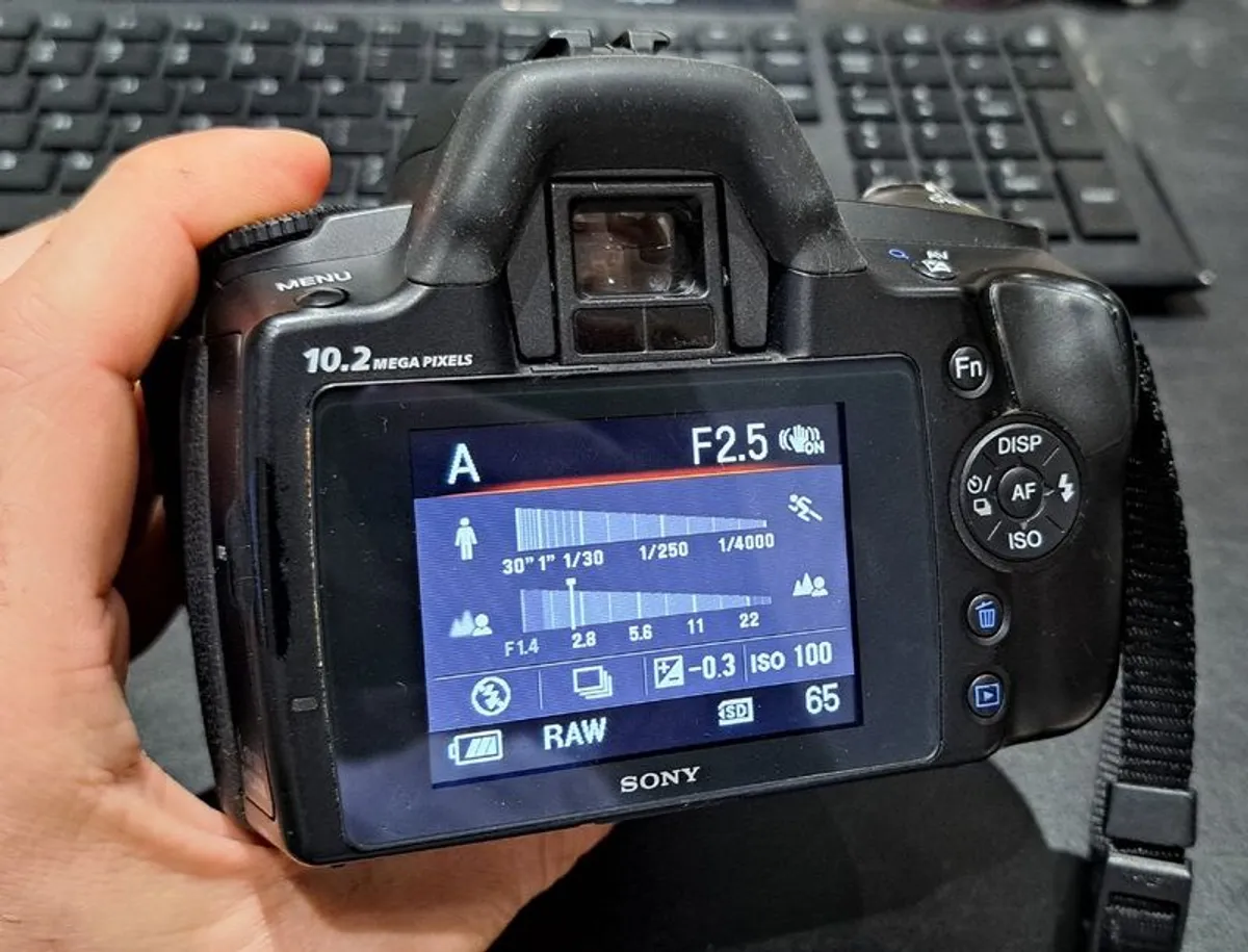 Sony A230 DSLR digital camera + lenses - Image 2