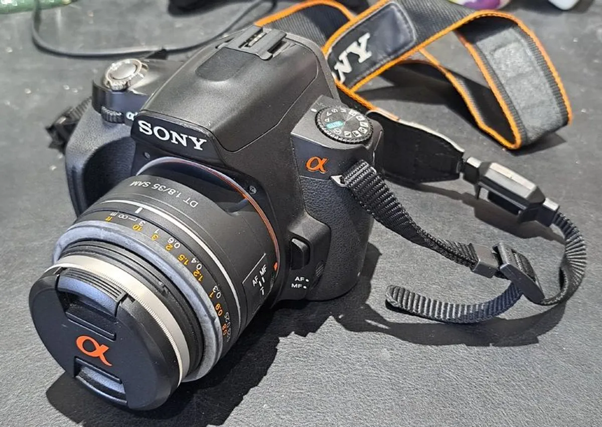 Sony A230 DSLR digital camera + lenses - Image 3
