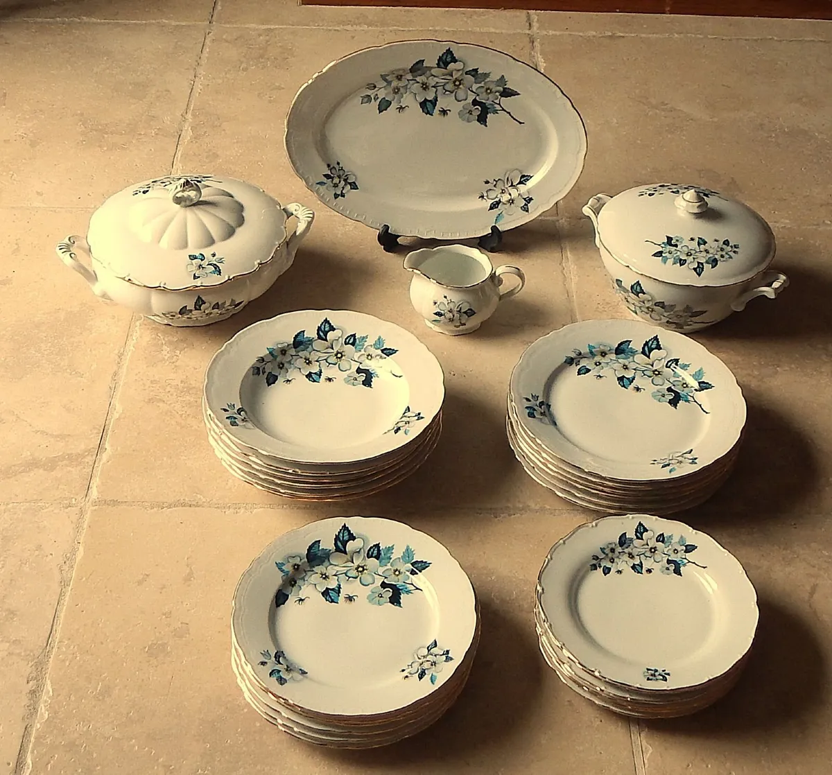 Vintage Porcelain 28 Piece Dinner Service - Image 1
