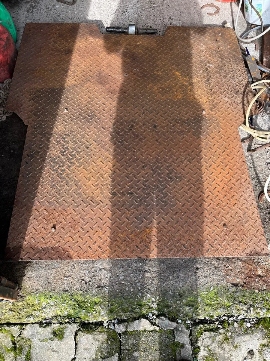 Sliding floor for back of crew cab/hilux - Image 1