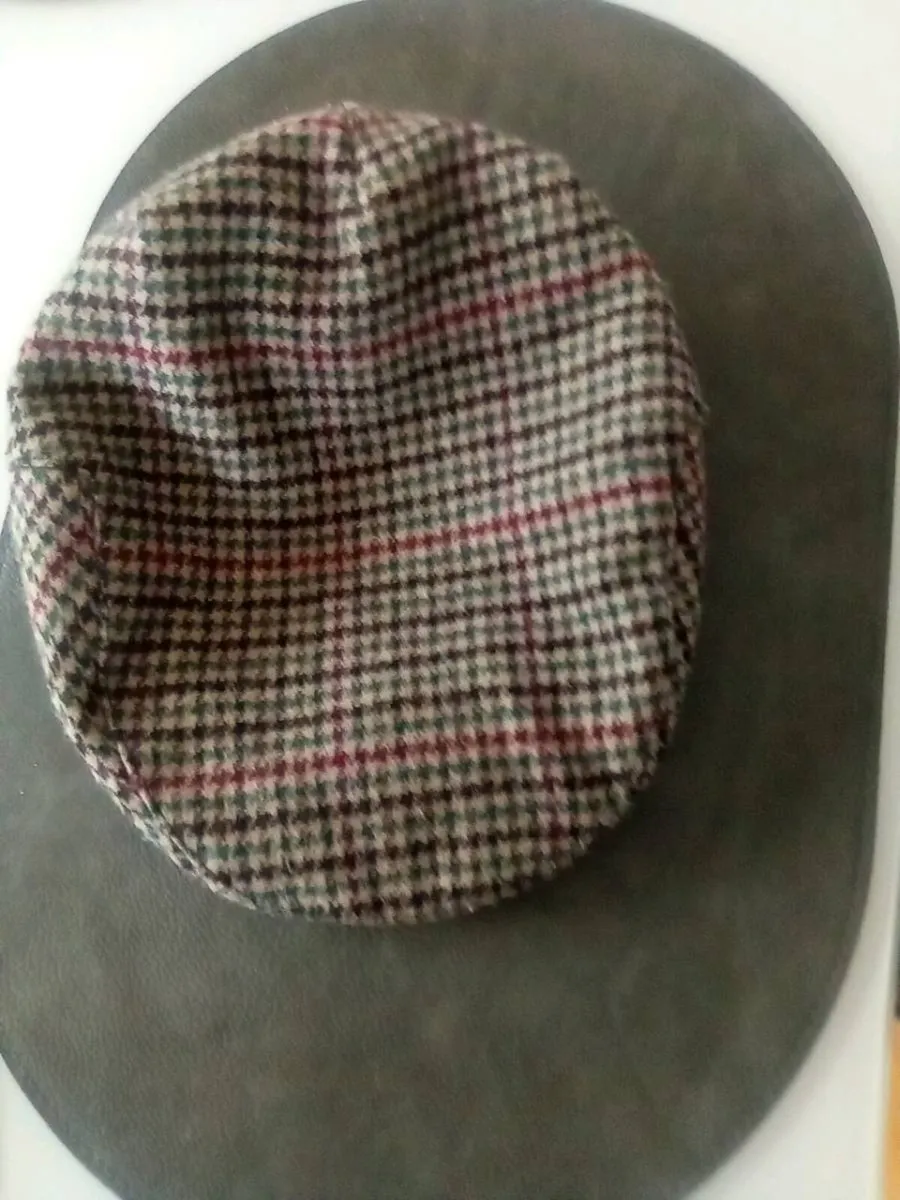 MANS. XL  WINTER  COAT. AND. MANS.  PEAK. CAP - Image 4