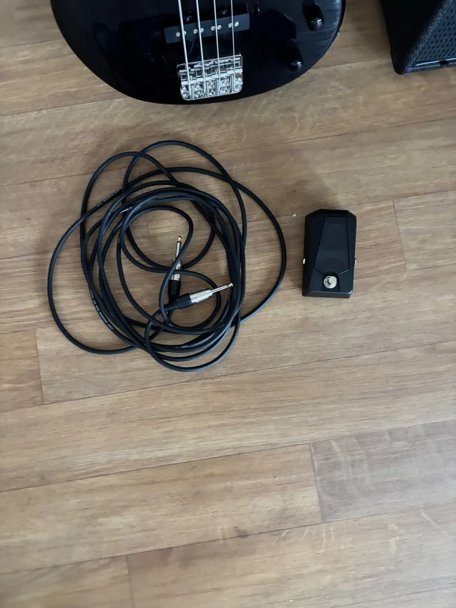 Electric bass guitar - Image 2