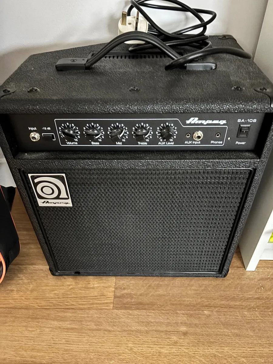 Electric bass guitar - Image 1