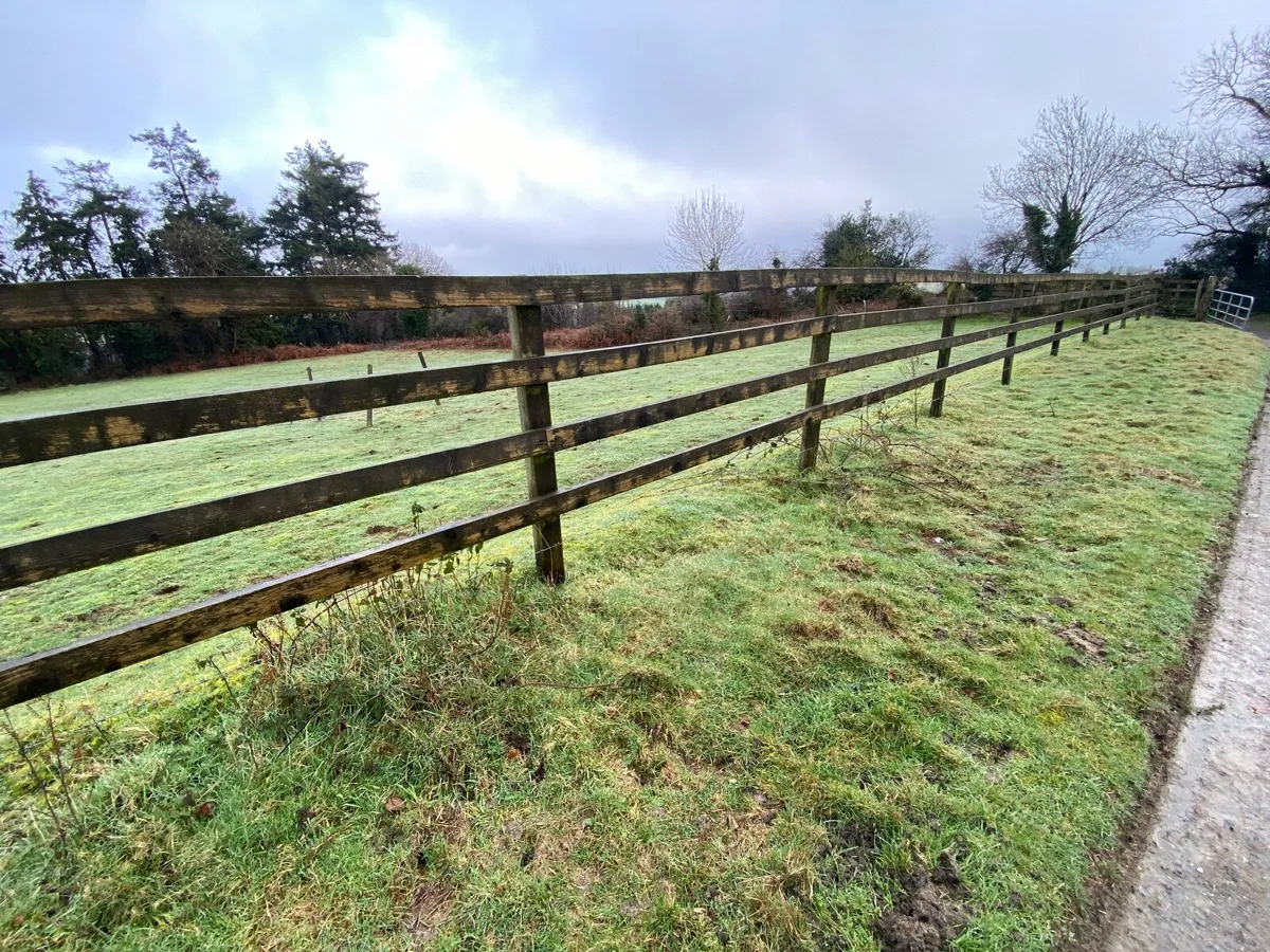 Wooden railing and post - Image 1