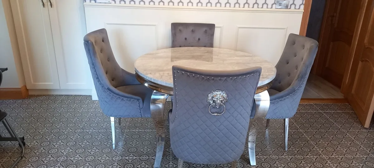 TABLE AND CHAIRS - Image 3